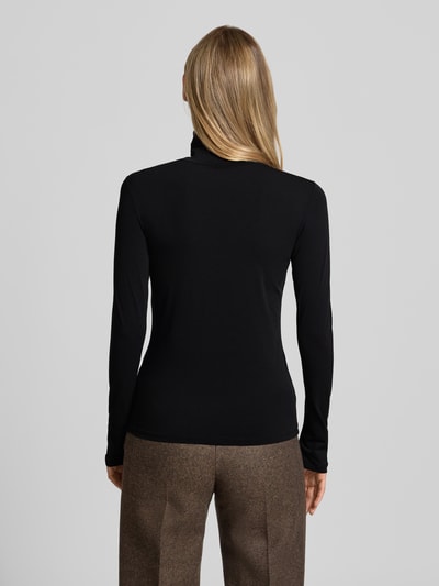Modelka kobieca ma na sobie Longsleeve mit Rollkragen od Marc Cain, mieszanka materiałów z dodatkiem streczu, dopasowany krój, jednokolorowy, długość tyłu w rozmiarze 36: 58 cm, widok całej sylwetki od tyłu.