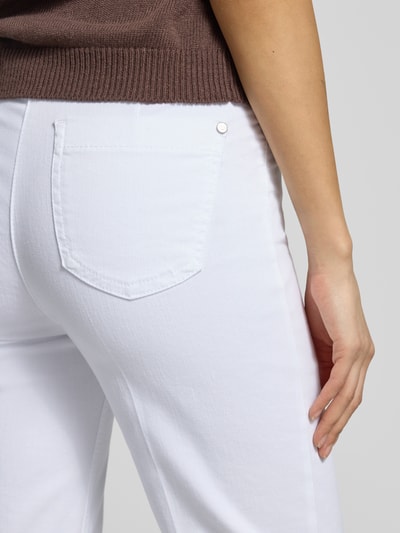 Kobiece model prezentuje Damen Wide Leg Jeans mit Eingrifftaschen Modell 'Jenny' von TONI, mieszanka bawełny i lyocellu, wpuszczane kieszenie, zapięcie na guzik i zamek błyskawiczny, elastyczny pas, szerokość w rozmiarze 36: 38 cm, długość wewnętrzna nogawki 80 cm, widok detailaufnahme tyłu.