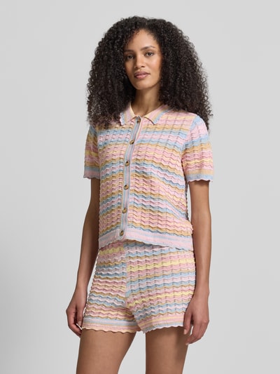 Modelka kobieca nosi Slim Fit Cardigan in Strick-Optik od Jake*s Casual w pastelowych kolorach, widok całej sylwetki z przodu.