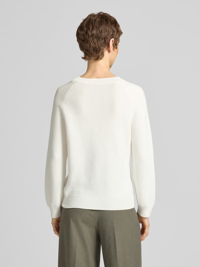 Frauenmodel trägt Boxy Fit Strickpullover aus reiner Baumwolle Modell 'FOVILA' von BOSS, Optik: Unifarben, Strick, Ganzkörperansicht Rückansicht.