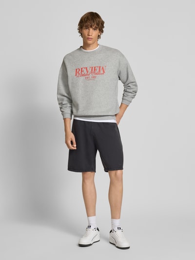 REVIEW Sweatshirt mit Rundhalsausschnitt und Label-Print Hellgrau Melange 1