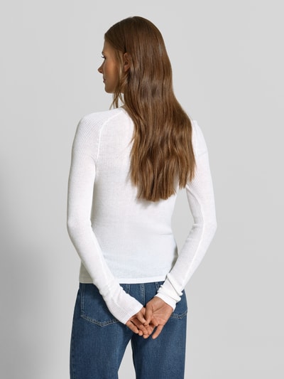 Frauenmodel trägt Slim Fit Pullover mit Woll-Anteil von MYON, weiß, Stehkragen, Lochmuster, Jeans, Ganzkörperansicht Rückansicht.