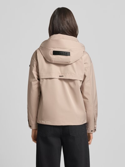 Männermodel trägt Jacke mit Stehkragen von khujo, krój regular fit, stójka, zamek błyskawiczny, kieszenie zapinane na zamek błyskawiczny, długość tyłu w rozmiarze S: 60 cm, szerokość ramion w rozmiarze S: 51 cm, szerokość klatki piersiowej w rozmiarze S: 50 cm, długość rękawów w rozmiarze S: 54 cm, jasnobeżowy, gładka faktura, prosty kształt, Ganzkörperansicht Rückansicht