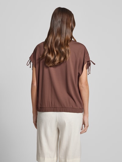 Modelka nosi Loose Fit T-Shirt aus Viskose-Mix von s.Oliver BLACK LABEL w brązie, gładka tekstura, widok całej sylwetki z tyłu.