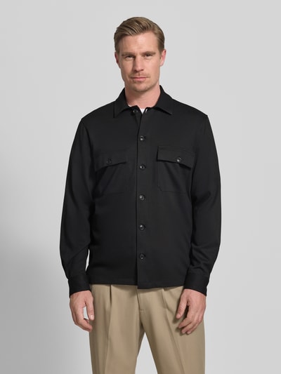 Männermodel trägt Jersey Overshirt mit borstzakken en knoopsluiting van Roy Robson, viscosemix met stretch, regular fit, platte kraag, ruglengte maat M 76 cm, zwarte kleur, glad oppervlak, voorkant, ganzkörperansicht von vorne.
