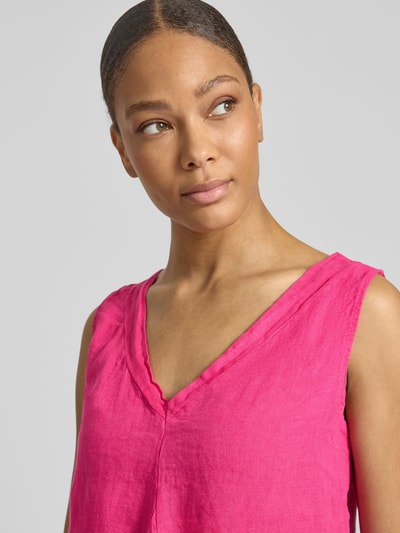 Frauenmodel trägt Blusentop aus Leinen Modell 'Lu44cia' von ZABAIONE in Pink mit V-Ausschnitt, A-Linie, reine Leinen-Textur, Nahaufnahme Oberkörper. Rückenlänge bei Größe S: 58 cm.