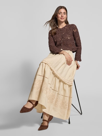 Frauenmodel trägt Ausgestellter Maxi-Rock aus reinem Leinen Modell 'PALLORE' von Weekend Max Mara, cremefarben, Spitze, Regular Fit, Ganzkörperansicht von vorne.