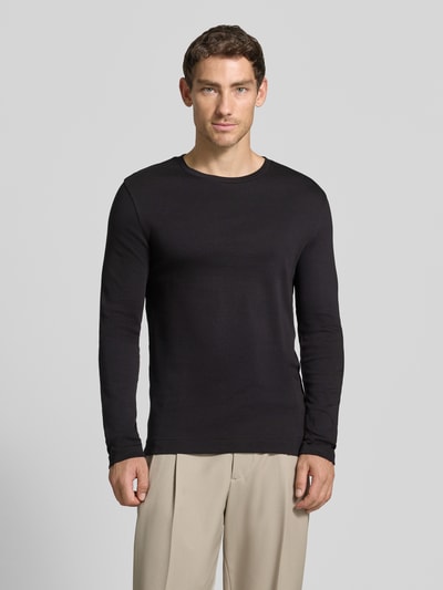 Männermodel trägt Longsleeve mit Rundhalsausschnitt von Christian Berg Men in Schwarz, Slim Fit, reine Baumwolle, Ganzkörperansicht von vorne.