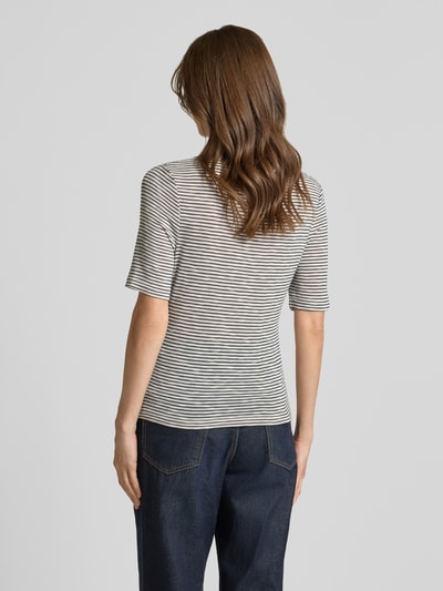 Frauenmodel trägt Damen T-Shirt mit Rundhalsausschnitt Modell 'Sambi' von OPUS, Material-Mix mit Viskose-Anteil, Slim Fit, 1/2-Arm, Rückenlänge bei Größe 36: 57 cm, feine schwarze und weiße Streifen, glatte Textur, Ganzkörperansicht Rückansicht.