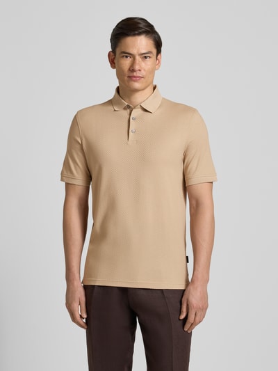 Männermodel trägt Slim Fit Poloshirt mit Strukturmuster von bugatti in Beige, reine Baumwolle, Knopfleiste, Ganzkörperansicht von vorne.