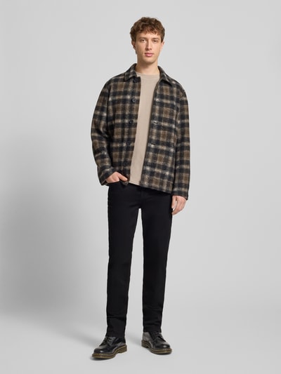 Männermodel trägt Straight Fit Jeans aus Baumwoll-Mix Modell 'CASH' von Pepe Jeans in Optik: unifarben, Passform: Straight Leg, Ganzkörperansicht von vorne.
