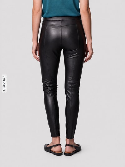 Vrouwenmodel draagt Slim Fit Kunstlederhose aus Viskose-Mix model 'RESA' van Raffaello Rossi uit de Dames leercollectie, volledige rugaanzicht.