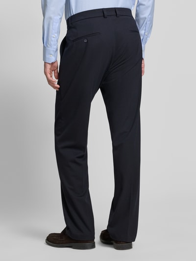 Męski model nosi Hose mit Label-Detail Modell 'LAZO' von CINQUE, materiał z dodatkiem wiskozy, krój slim fit, kolor granatowy, tekstura gładka, Szerokość w rozmiarze 50: 40 cm, długość wewnętrzna nogawki: 85 cm, Ganzkörperansicht Rückansicht.
