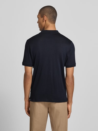 Męski model nosi Slim Fit Poloshirt mit Logo-Detail Modell 'Boll' od CINQUE, bawełna, krótki rękaw, ciemny granat, widok całej sylwetki z tyłu.