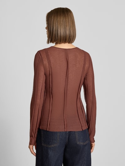 Frauenmodel trägt Slim Fit Longsleeve in semitransparentem Design Modell 'Belma' von Topshop, braun, strukturierte Optik, Rückenansicht, Damen Longsleeve aus elastischem Baumwoll-Mix, Rundhalsausschnitt, Rückenlänge bei Größe S 56 cm