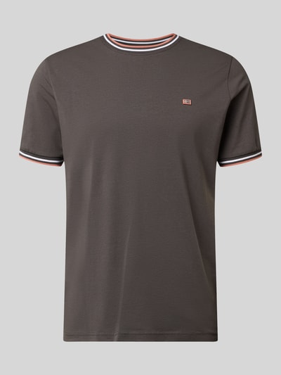 Produktfoto, T-Shirt mit Kontraststreifen und Rundhalsausschnitt von Christian Berg Men, grau mit weißen und roten Details, Regular Fit, Baumwoll-Elasthan-Mix, Rückenlänge 71 cm in Größe M.