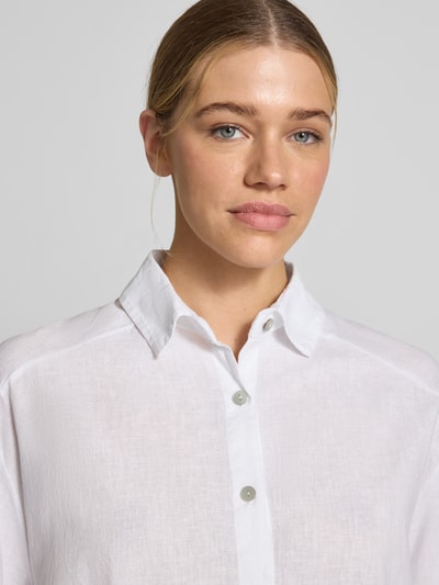 Frauenmodel trägt Loose Fit Langarmbluse aus Leinen-Baumwoll-Mix Modell 'ANIKA' von VILLA SOPHIE in Optik: Unifarben, Nahaufnahme Oberkörper.