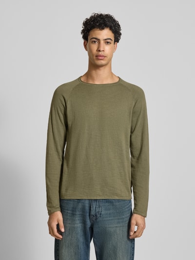 Männermodel trägt Regular Fit Longsleeve mit Logo-Patch Modell 'Breeze' von JACK & JONES, grün, Strick-Optik, Reine Baumwolle, Ganzkörperansicht von vorne.