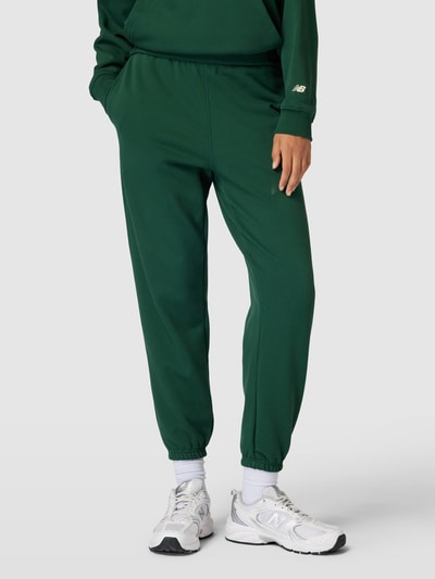 New Balance Sweatpants mit Logo-Stitching Modell 'Athletics Remastered' Dunkelgruen 4