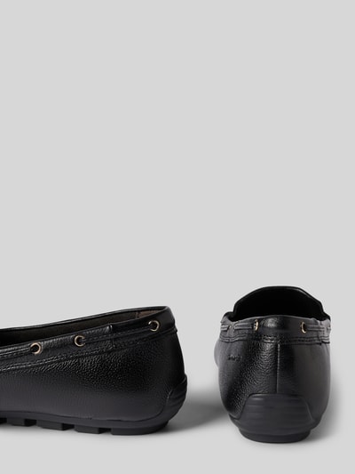 Produktfoto, Loafer aus reinem Leder von Tamaris aus echtem Glattleder in schwarzer Lederoptik, strukturierte Sohle, flacher Absatz, Logo-Applikation.