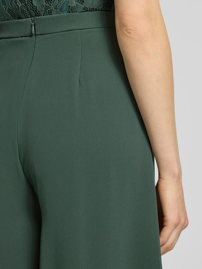 Frauenmodel trägt Wide Fit Hose mit Bundfalten von V by Vera Mont, semitransparent, Reißverschluss, Nahaufnahme Hüfte und Taille.