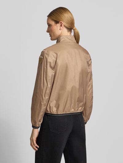 Vrouwenmodel draagt Jacke mit Zweiwege-Reißverschluss Modell 'ANNABEL' van Blauer Usa, regular fit, steekzakken, labeldetails, ruglengte 58 cm, schouderbreedte 42 cm, borstwijdte 50 cm, mouwlengte 60 cm, zandkleur, gladde textuur, achterkant, volledige lichaamsaanzicht rugaanzicht.