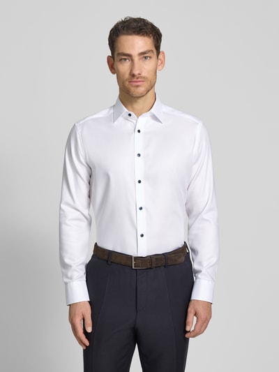 Männermodel trägt Regular Fit Business-hemd in effen design met kentkraag van OLYMP, puur katoen, model 'New Kent', zakelijk, ruglengte maat 40: 71 cm, schouderbreedte 44 cm, mouwlengte 66 cm, effen wit, gladde textuur, knopen contrasterend, voorkant, ganzekörperansicht van voren.