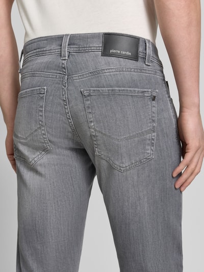 Männermodel trägt Tapered Fit Jeans im Used-Look Modell 'Lyon' von Pierre Cardin, grijs met steekzakken, katoenmix met stretch, achteraanzicht, detailopname