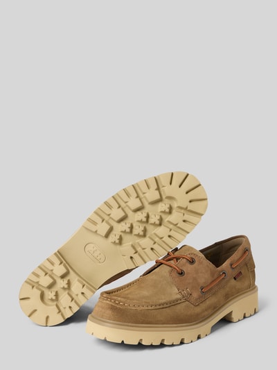 Produktfoto, Bootsschuhe aus beschichtetem Leder Modell 'Cleyhill' von Clarks in Braun mit Label-Detail, Schnürung und profilierter Sohle.