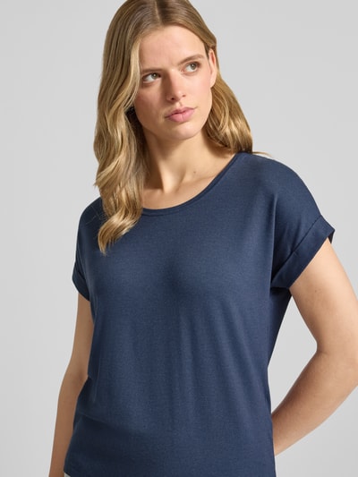 Modelka kobieca nosi damski t-shirt Regular Fit T-Shirt aus Viskose-Mix Modell 'MOSTER' od Only, kolor granatowy, półmatowa tekstura, zbliżenie na górę ciała.