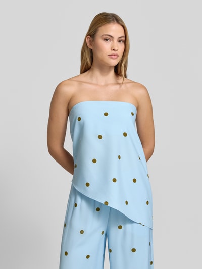 Frauenmodel trägt Trägerloses Top im asymmetrischen Stil - curated by Mary Braun von Style Icon Collection im Asymmetrischer-Look mit Regular-Fit, Nahtreißverschluss, Schulterfrei und Rückenlänge 49 cm bei Größe 36, hellblau mit goldenen Punkten, glatte Textur, Ganzkörperansicht von vorne.