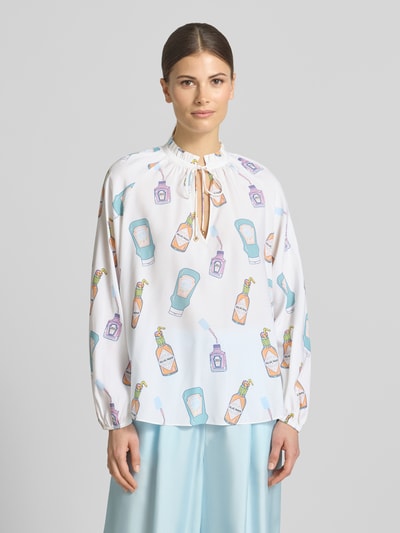 Modelka nosi Regular Fit Cardigan aus Seiden-Mix in Strick-Optik von HERZENS, elastyczny jedwabny materiał, taliowany krój, zdejmowany pasek, długość tyłu 62 cm, długość rękawa 55 cm, jasne kolory z nadrukiem, widok na całą sylwetkę z przodu.