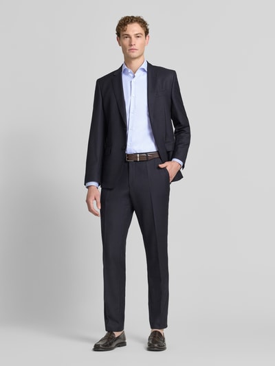 Männermodel trägt Regular-Fit Businesshemd aus reiner Baumwolle Modell 'H-JOE-SP' von BOSS in Hellblau, Ganzkörperansicht von vorne. Herren Businesshemd von BOSS.
