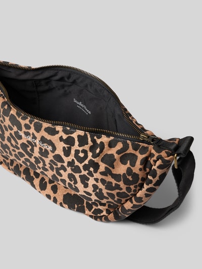 Produktfoto, Fanny Pack mit Allover-Animal-Print von Studio Noos, braun-schwarzes Muster, Logo-Stitching, Reißverschluss, verstellbarer Schulterriemen, Textilstruktur, Maße laut Größe 1.