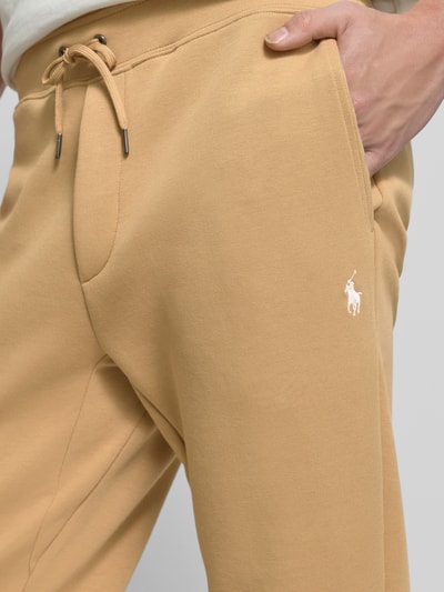 Mężczyznamodel nosi Regular Fit Sweatpants aus Baumwoll-Mix od Polo Ralph Lauren, jednolity kolor, logo, krój regular fit, zbliżenie na biodra.