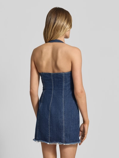 Frauenmodel trägt Mini-Jeanskleid aus reiner Baumwolle Modell 'LONCIA' von MAX&Co., Denim-Optik, Kontrast-Nähte, Destroyed-Details, Ganzkörperansicht Rückansicht