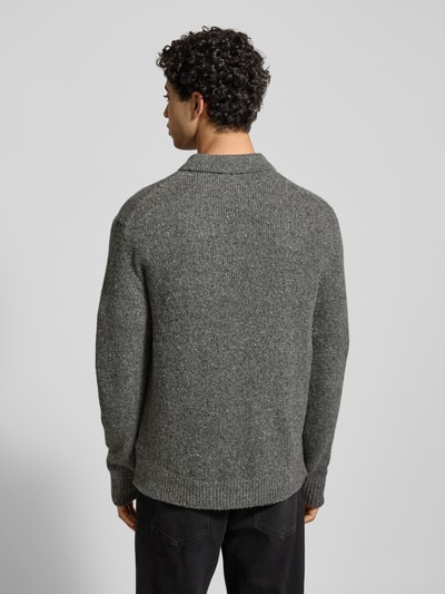 Männermodel trägt Strickpullover aus Woll-Mix mit Polokragen von Calvin Klein Jeans, Regular-Fit, Rückenlänge 76 cm, Ganzkörperansicht Rückansicht.