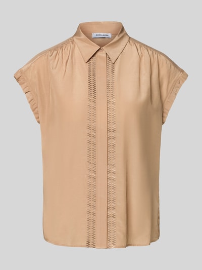 Produktfoto, Regular Fit Bluse mit verdeckter Knopfleiste von More & More, mieszanka wiskozy i bawełny, kołnierzyk koszulowy, hafty, kolor beżowy, delikatna tekstura, długość tyłu w rozmiarze 36: 59 cm, długość rękawów w rozmiarze 36: 3 cm.