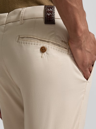 Männermodel trägt Hose mit Gesäßtaschen Modell 'Lupus' von Mmx aus beigem Baumwoll-Mix mit Stretch-Anteil, Nahaufnahme Rückansicht. Regular Fit mit Eingrifftaschen, Bundweite 47 cm, Innenbeinlänge 81 cm bei Größe 32/32.