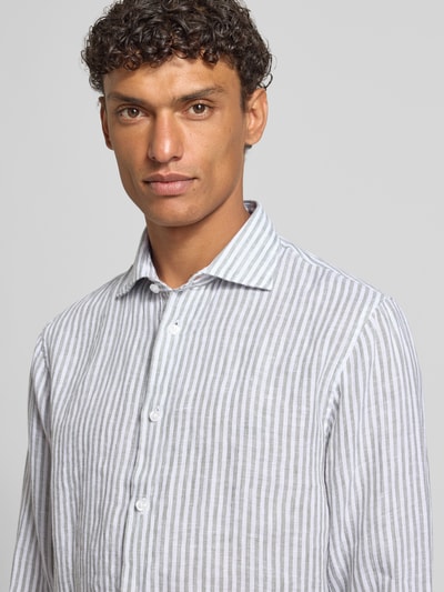 Männermodel trägt Modern Fit Freizeithemd aus Leinen mit Kentkragen von Matinique, gestreiftes Muster, Nahaufnahme Oberkörper, sportliche Details.