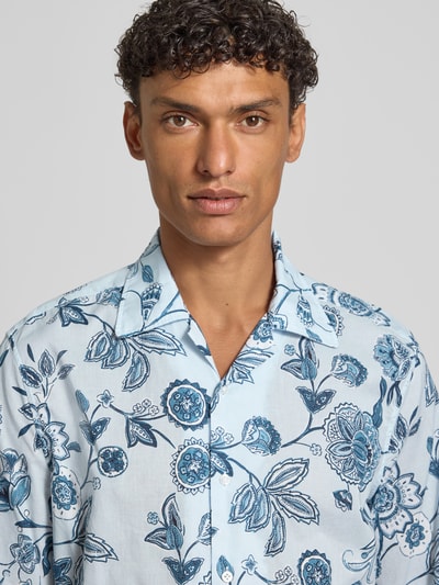 Männermodel trägt Regular Fit Freizeithemd mit Reverskragen von Manuel Ritz, blauer Allover-Look, reine Baumwolle, Nahaufnahme Oberkörper.