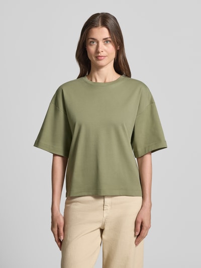 Vrouwenmodel draagt Oversized T-shirt uit puur katoen van s.Oliver RED LABEL, look: effen, oversized pasvorm, logo-applicatie, ronde hals, korte mouw, jersey materiaalverwerking. Ganzkörperansicht van voren.