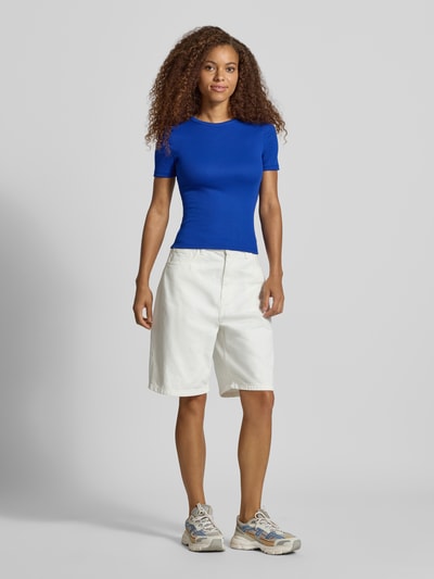 Vrouwenmodel draagt effen kobaltblauw slim fit t-shirt met viscose model 'LUPE' van ONLY, dames t-shirt, volledige vooraanzicht