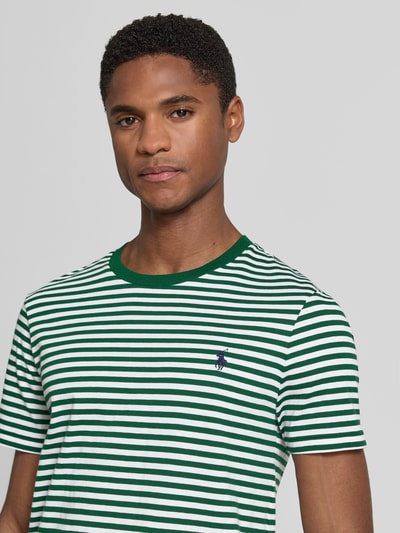 Männermodel trägt Regular Fit T-Shirt aus reiner Baumwolle von Polo Ralph Lauren mit grünen und weißen Streifen, Nahaufnahme Oberkörper. Herren T-Shirt