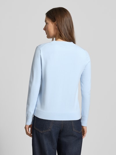 Kobiece model prezentuje Regular Fit Strickpullover aus Baumwoll-Mix od Tommy Hilfiger, jasnoniebieski, prążkowany, długi rękaw, widok z tyłu.