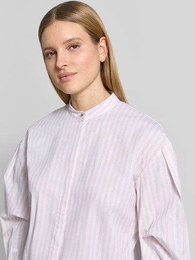 Frauenmodel trägt Regular Fit Langarmbluse aus Baumwoll-Mix Modell 'Badrani' von JOOP!, zarte Rosa-Weiß-Streifen, Stehkragen, verdeckte Knopfleiste, 3/4-Ballonärmel, Rückenlänge 65 cm, Ärmellänge 52 cm, Nahaufnahme Oberkörper.