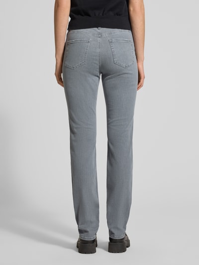 Kobiece model prezentuje Slim Fit Jeans mit 5-Pocket-Design Modell 'Mary' od Brax, elastyczna bawełniana mieszanka, krój slim fit, szare, tekstura gładka, szerokość w rozmiarze 36: 38 cm, długość nogawki w rozmiarze 36: 81 cm, widok całej sylwetki z tyłu.