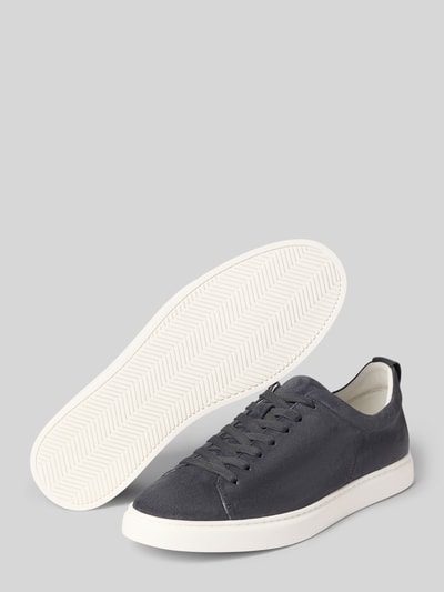 Produktfoto, Sneaker aus echtem Leder in Velours-Optik Modell 'Uwin' von CG - Club of Gents, dunkelgrau, weiße Sohle, abgerundete Form, Schnürverschluss, für Herren, Absatzhöhe 3 cm, Schafthöhe 8 cm, Schaftweite 10 cm, moderner Farbkontrast, glatte Textur