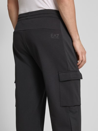 EA7 Emporio Armani Sweatpants mit Cargotaschen Black 3