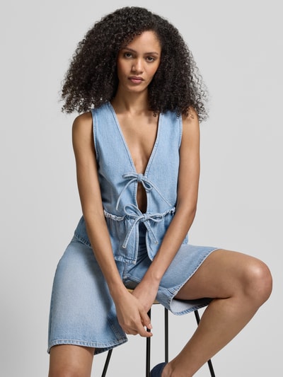 Frauenmodel trägt Weste in Denim-Optik von JAKE*S STUDIO WOMAN, Regular-Fit, Schnürverschluss, V-Ausschnitt, hellblauer Jeansstoff, Nahaufnahme Oberkörper. Rückenlänge bei Größe 36: 34 cm.